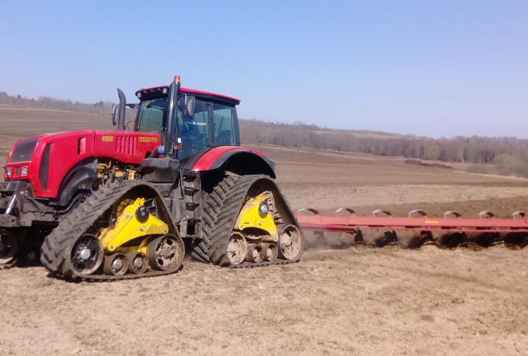 Turule jõuab esimene nelja lindiga Valgevene traktor