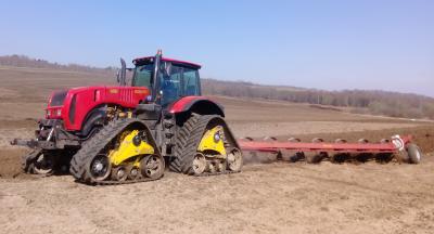Turule jõuab esimene nelja lindiga Valgevene traktor