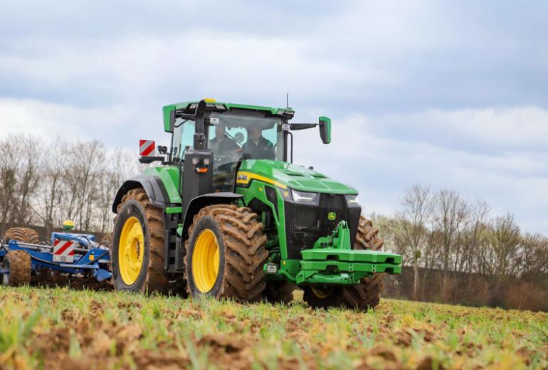 John Deere 8R 540 eAutoPower: teistest mööda tõmmanud