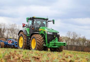 John Deere 8R 540 eAutoPower: teistest mööda tõmmanud