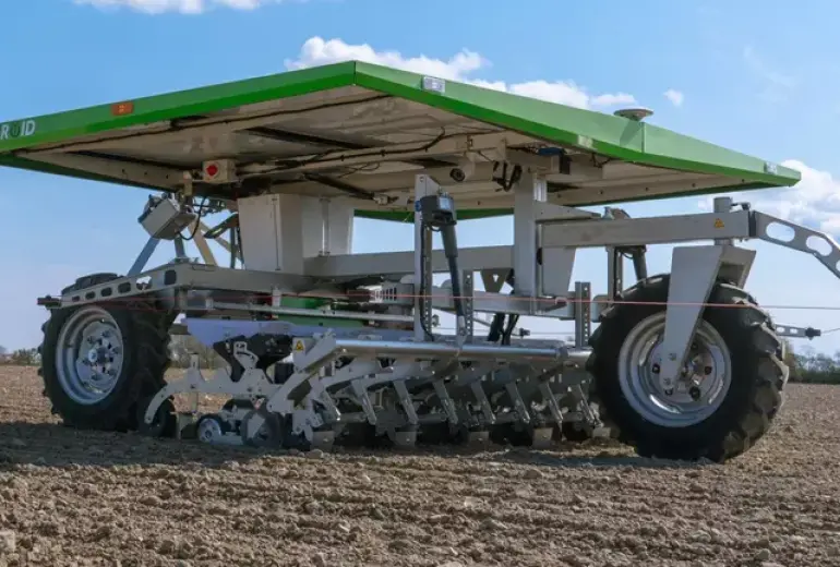 FarmDroid põllurobotid jaksavad külvata suuremaid seemneid