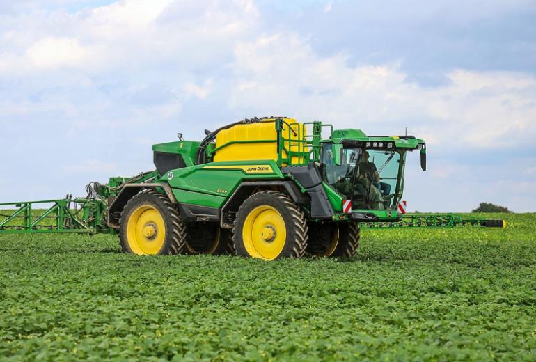 Agritechnica uudis: iseliikuv taimekaitseprits John Deere 550R avaldab muljet