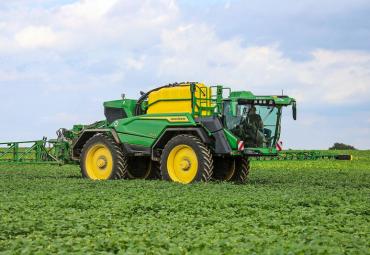 Agritechnica uudis: iseliikuv taimekaitseprits John Deere 550R avaldab muljet