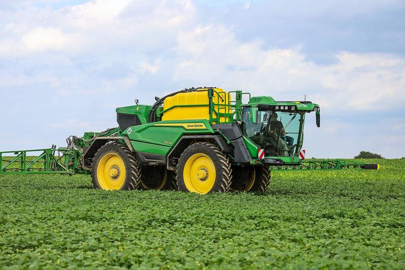 Agritechnica uudis: iseliikuv taimekaitseprits John Deere 550R avaldab muljet