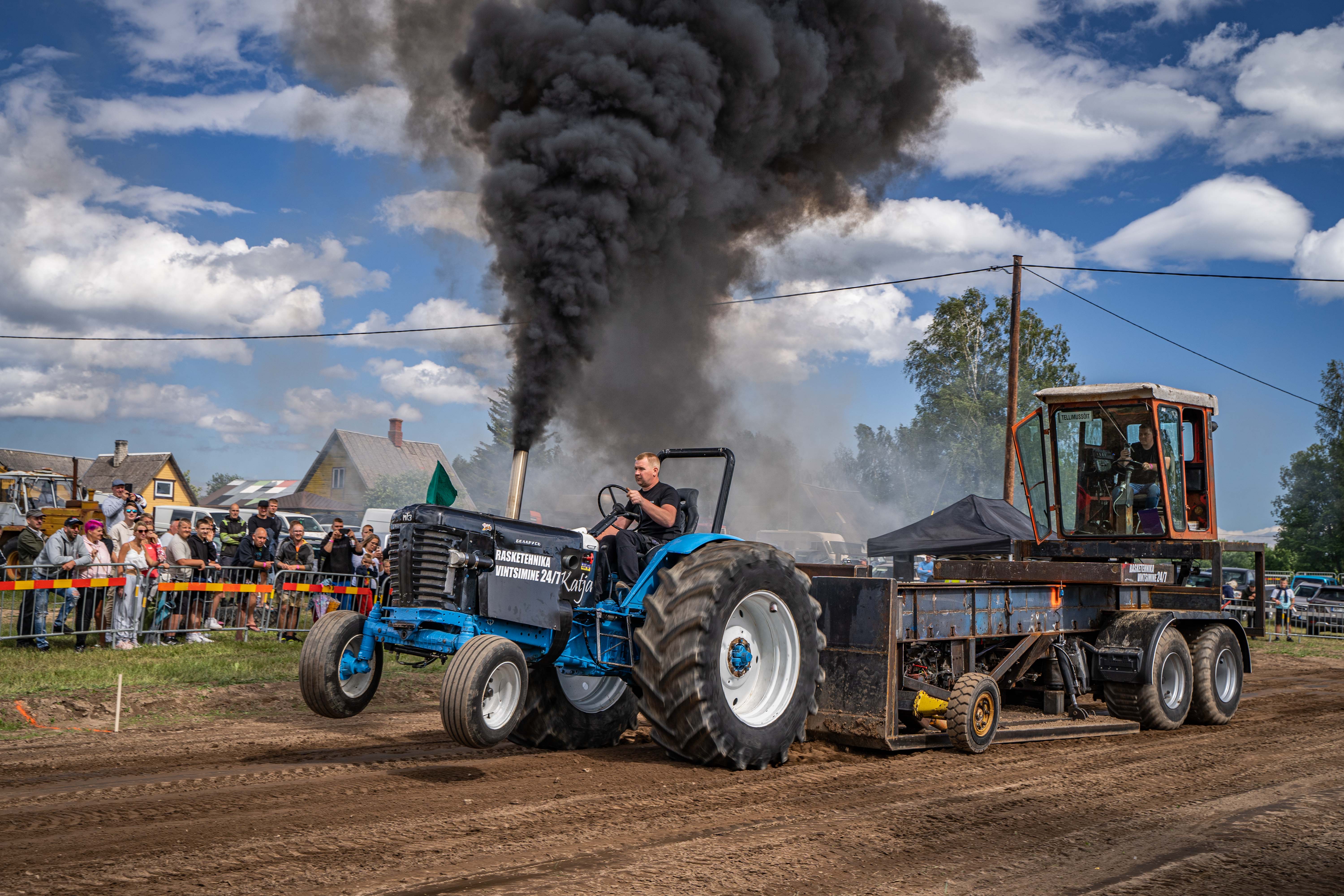 Traktorid võtsid Treskis mõõtu raskuse vedamises