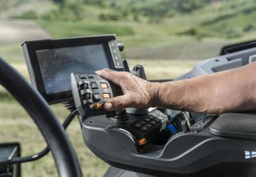 Valtra ja Elisa tutvustavad kaugjuhtimisega traktorit