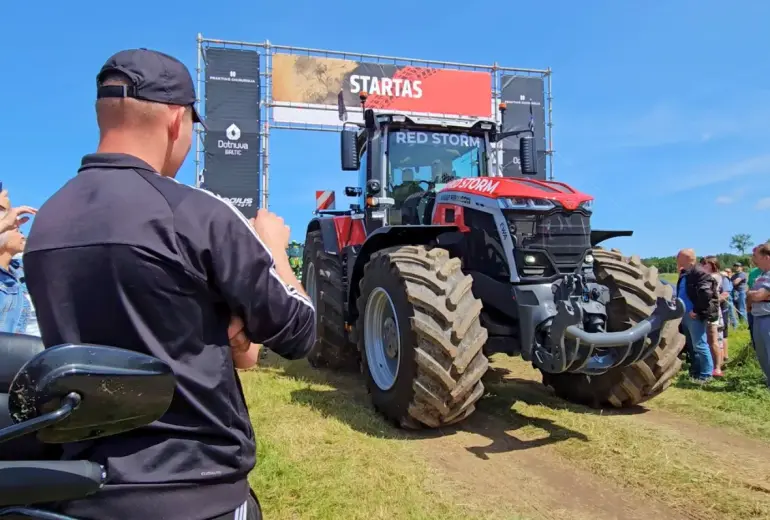 Leedu põllumehed korraldasid esimese traktorite võidusõidu