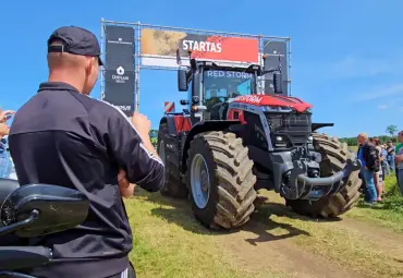 Leedu põllumehed korraldasid esimese traktorite võidusõidu