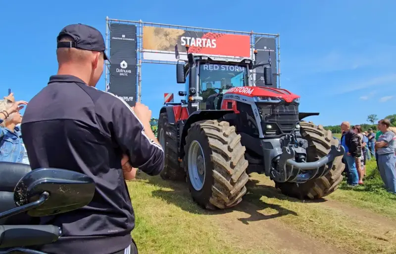 Leedu põllumehed korraldasid esimese traktorite võidusõidu