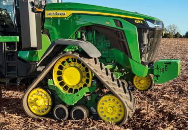 John Deere esitleb uut 8R seeriat, uuendatud 6M ja 6R sarju ja uusi esilaadureid