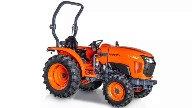 Kubota L1-382: uus ja puhtama mootoriga väike traktor