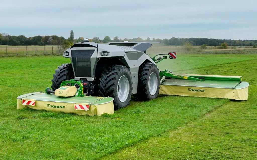 Krone ja Lemkeni autonoomsele kontseptmasinale saab nüüd lisada eesmise kinnitusega põllutööriistu