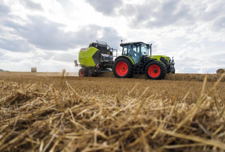 Kompaktne võimsus: CLAAS tutvustab uusi AXOS 3 traktoreid mitmesugusteks farmitöödeks