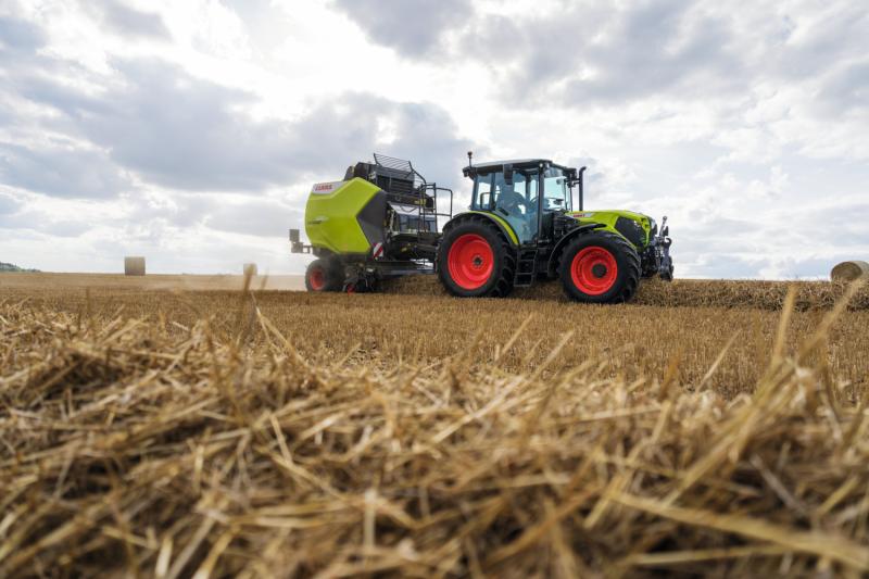 Kompaktne võimsus: CLAAS tutvustab uusi AXOS 3 traktoreid mitmesugusteks farmitöödeks