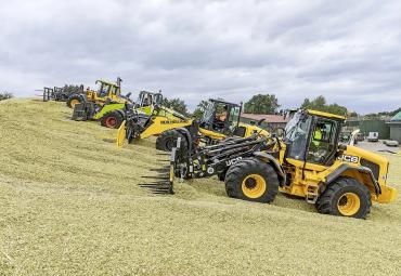 Nelik tegevuses: Claasi, JCB, New Hollandi ja Volvo rataslaadurid. II osa