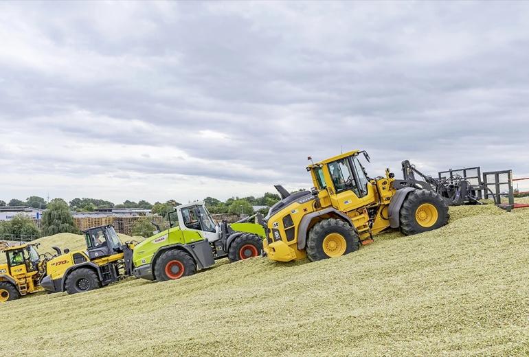 Neli vaprat: Claasi, JCB, New Hollandi ja Volvo rataslaadurid. I osa
