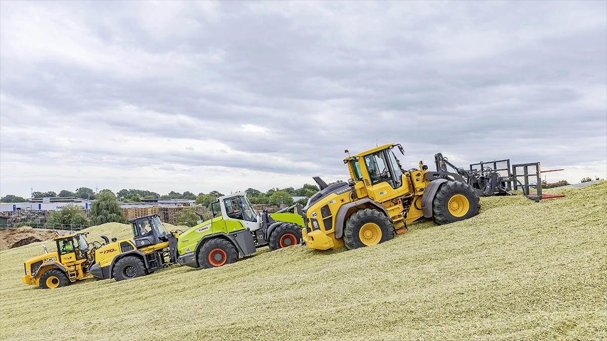 Neli vaprat: Claasi, JCB, New Hollandi ja Volvo rataslaadurid. I osa