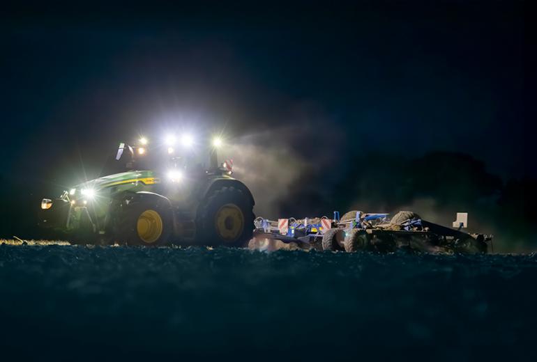 John Deere 8R 410 eAP: teenäitaja