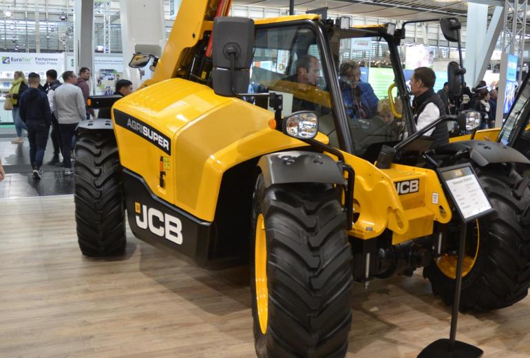 JCB kergitas katet uuelt kompaktselt teleskooplaadurilt