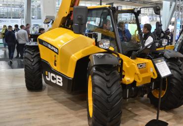 JCB kergitas katet uuelt kompaktselt teleskooplaadurilt