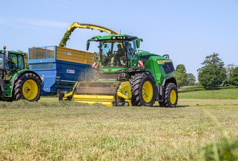 Liikurhekseldi John Deere F8 600: uued tuuled turul