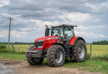 Lõpe Agro masinapargis näevad ka vanad traktorid välja nagu uued