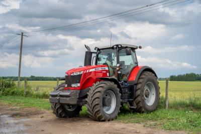 Lõpe Agro masinapargis näevad ka vanad traktorid välja nagu uued