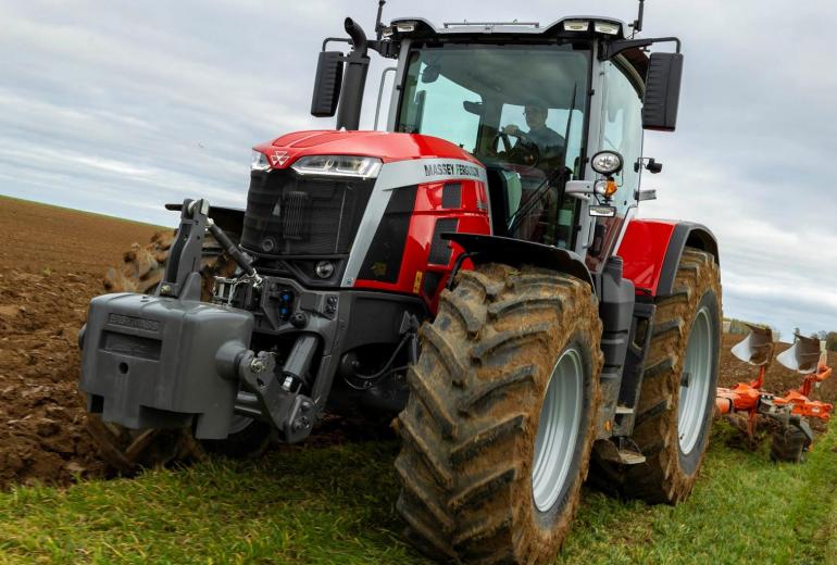 Massey Ferguson 8S saab üle 300 hj mootori