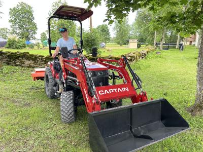 Väiketraktor Captain 263 sobib hästi nii aeda kui põllule